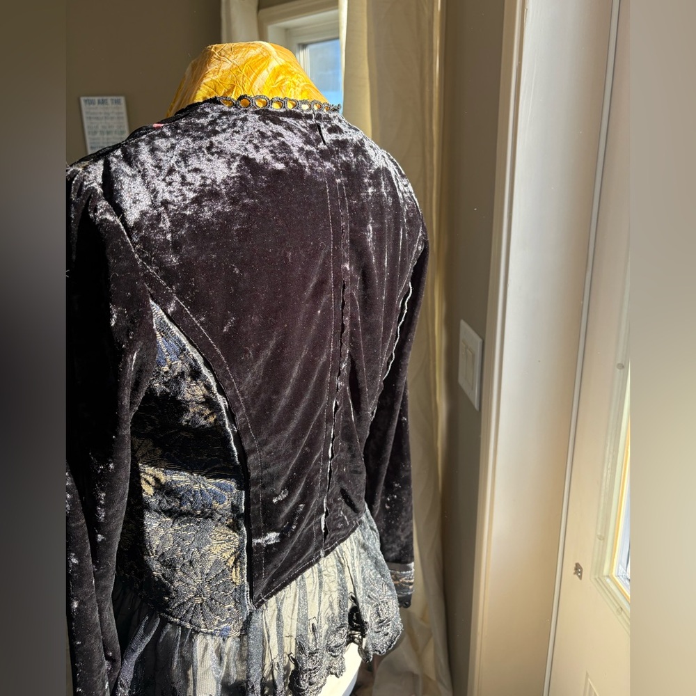 Elegant Gothic Black and Gold Blazer - Picture 2 of 3